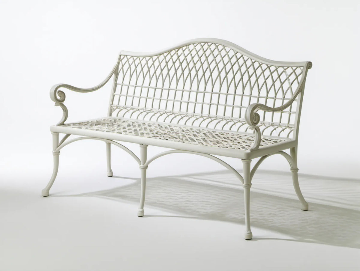 Biała ławka ogrodowa 2-osobowa ze stali malowanej proszkowo, 125 × 55 × 95 cm, faliste oparcie