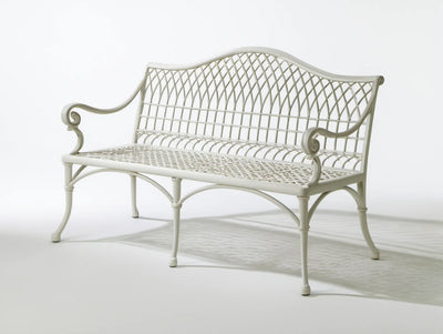 Biała ławka ogrodowa 2-osobowa ze stali malowanej proszkowo, 125 × 55 × 95 cm, faliste oparcie