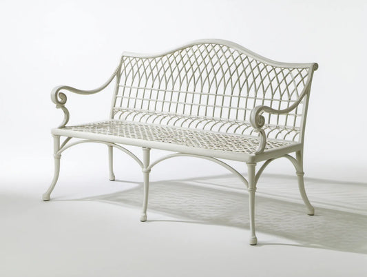 Biała ławka ogrodowa 2-osobowa ze stali malowanej proszkowo, 125 × 55 × 95 cm, faliste oparcie
